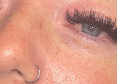 Close-up of eyelash extensions at Ashley @ The Beauty House, LEVEN, Scotland, GB.