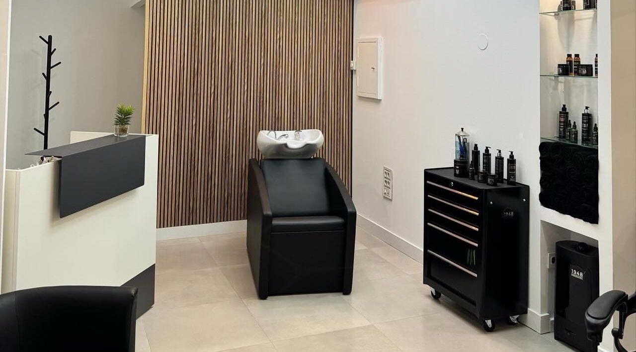 Área de lavado en BK Barber Kaz, Badajoz, Extremadura, ES. Diseño elegante y moderno.