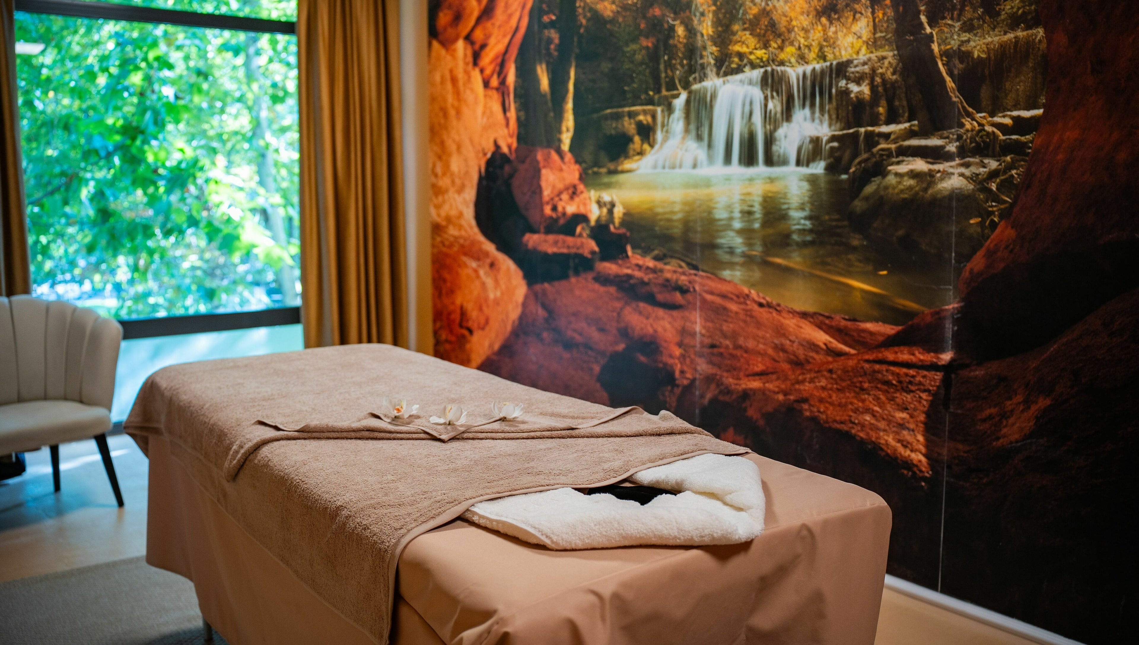 Masă de masaj la TheSpa București, București, RO, cu decor cascada relaxant.