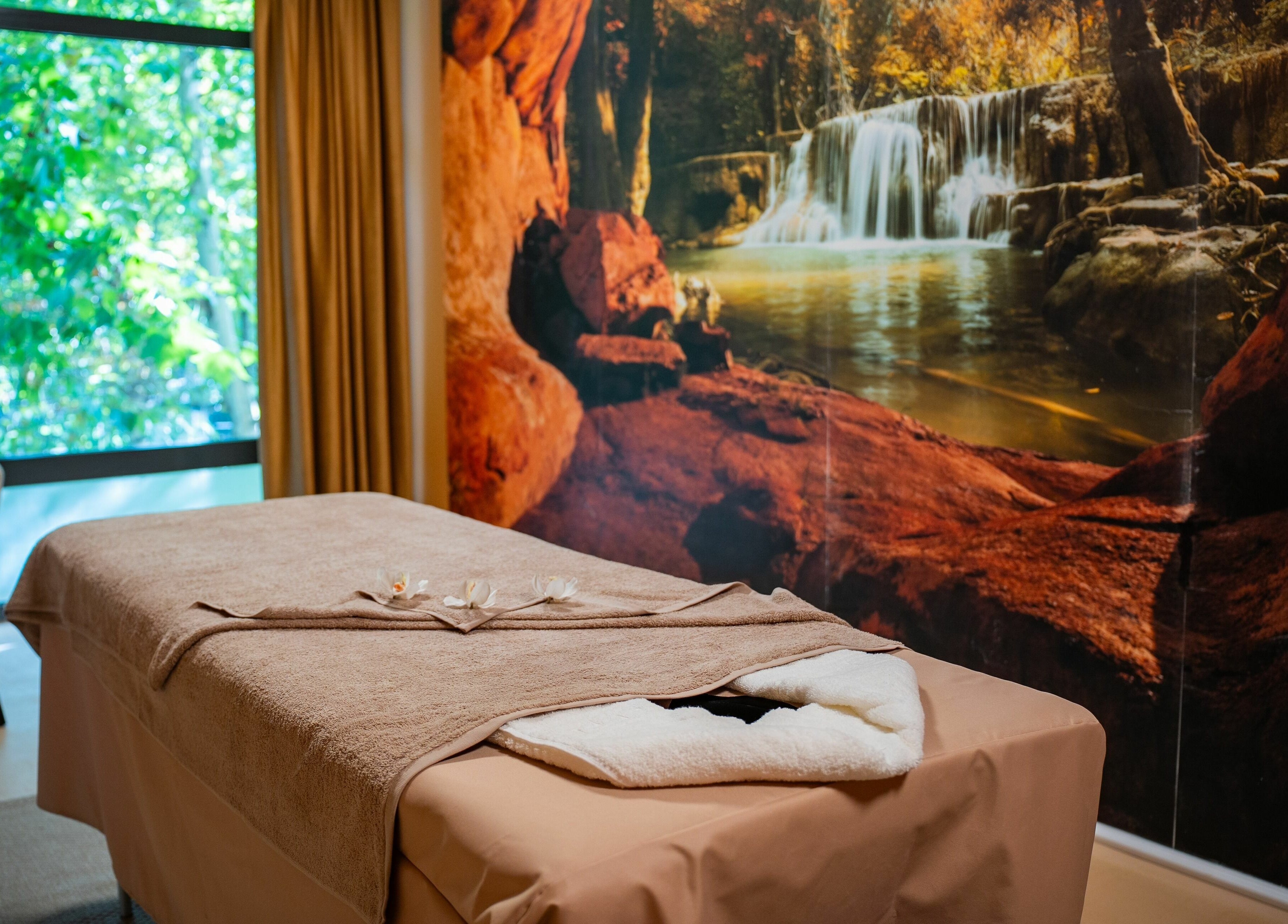 Masă de masaj la TheSpa București, București, RO, cu decor cascada relaxant.