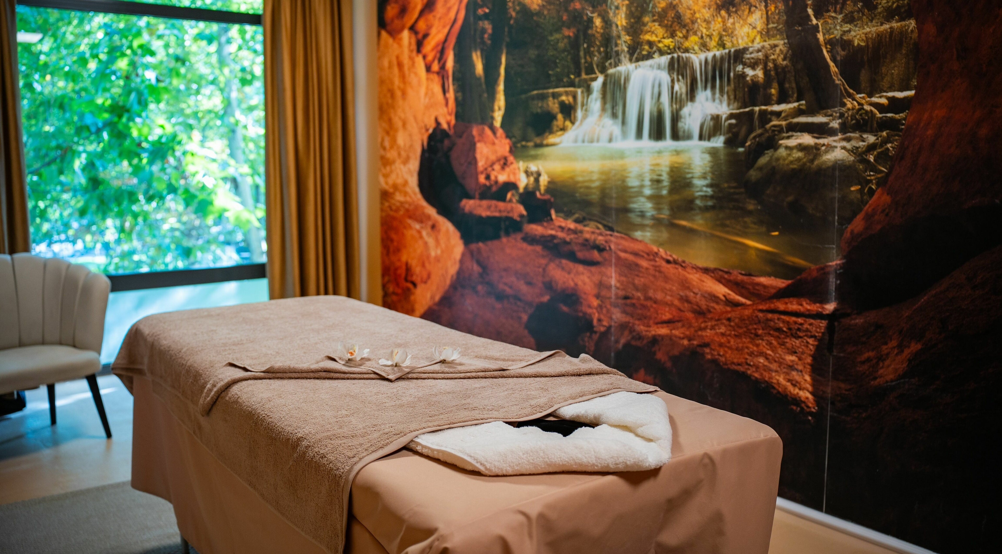 Masă de masaj la TheSpa București, București, RO, cu decor cascada relaxant.