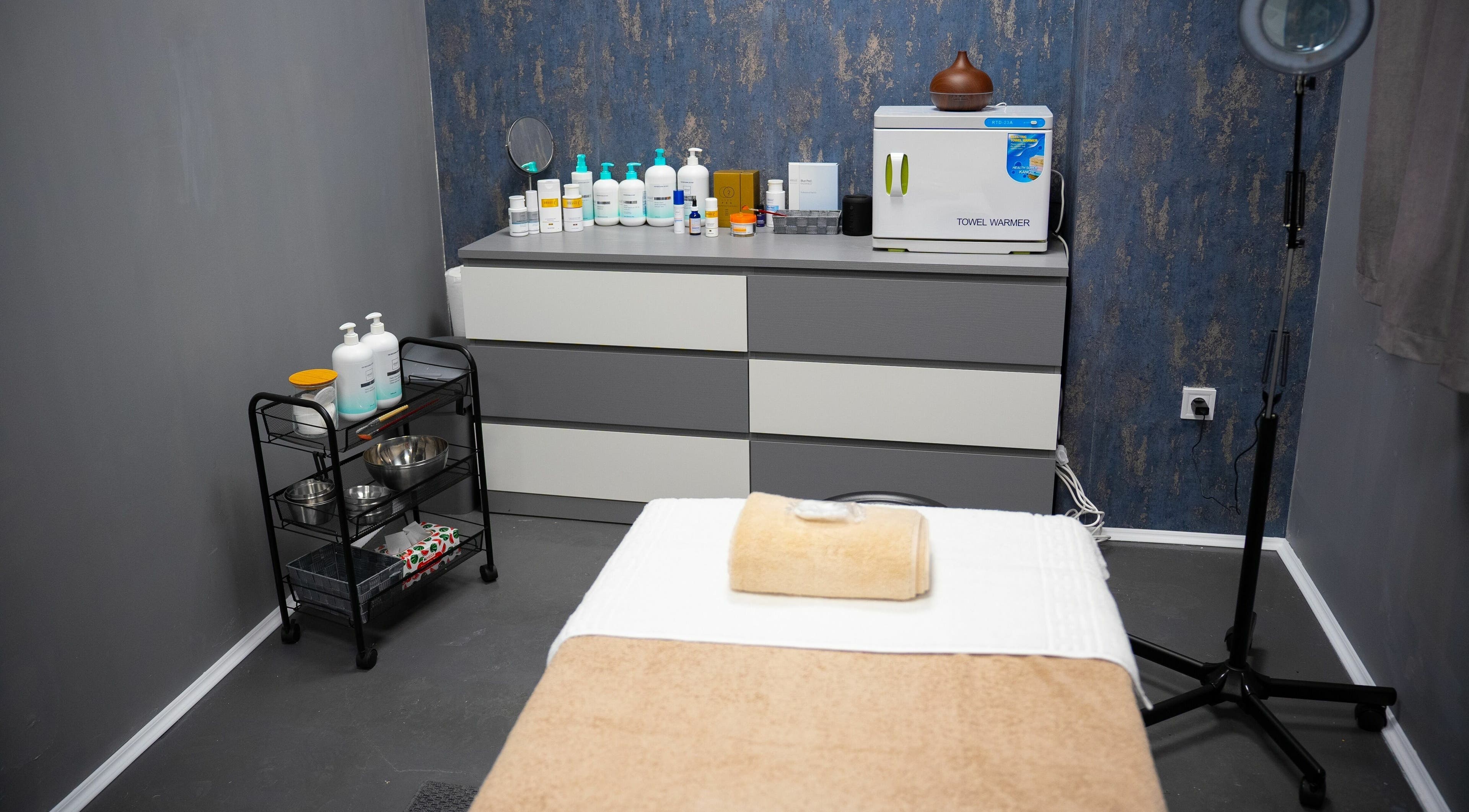 Camera de tratament spa la TheSpa, București, București, RO, cu masă de masaj și produse de îngrijire.