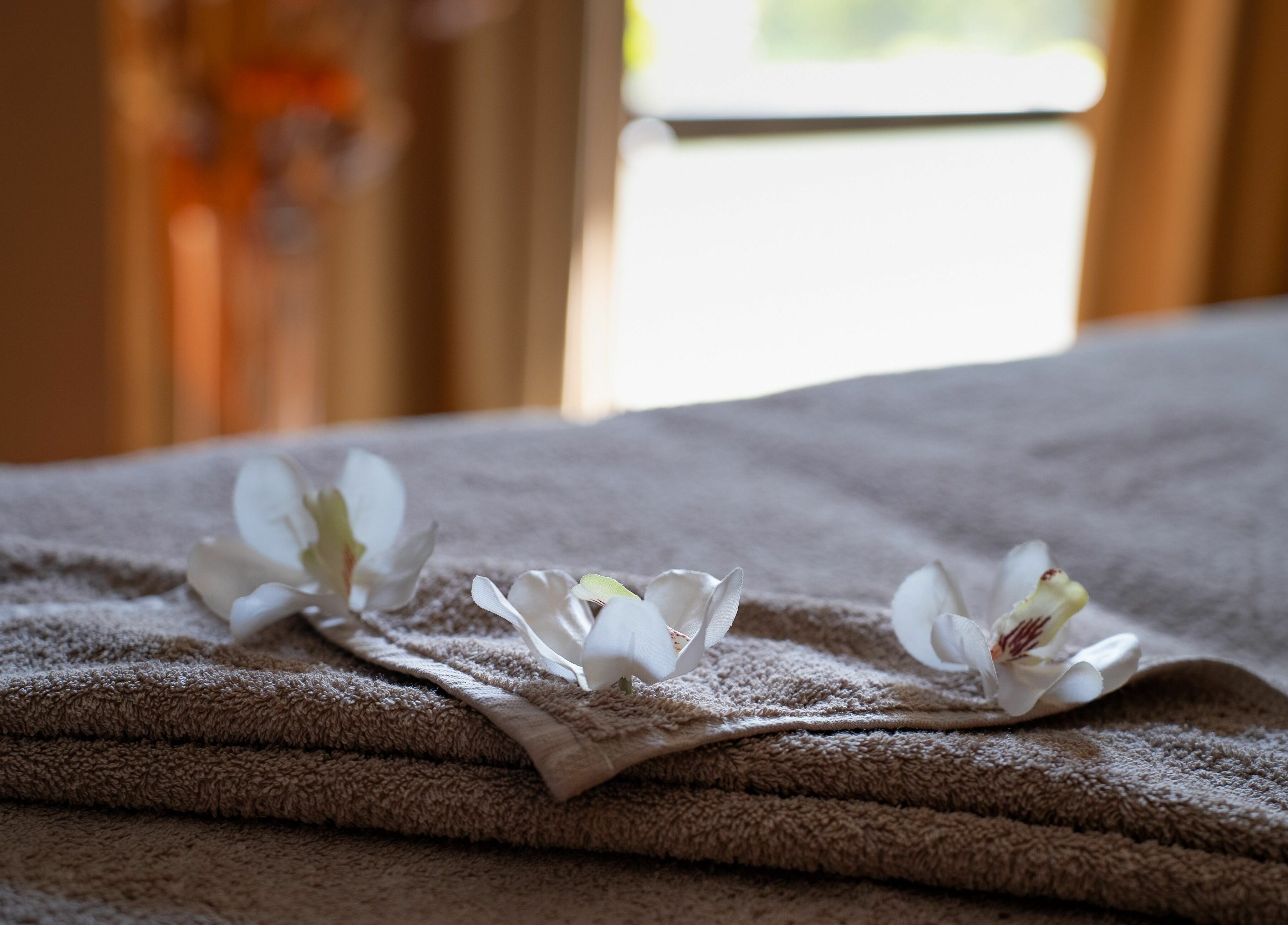 Prosoape de masaj cu flori delicate la TheSpa, București, București, RO, pentru o experiență rafinată.