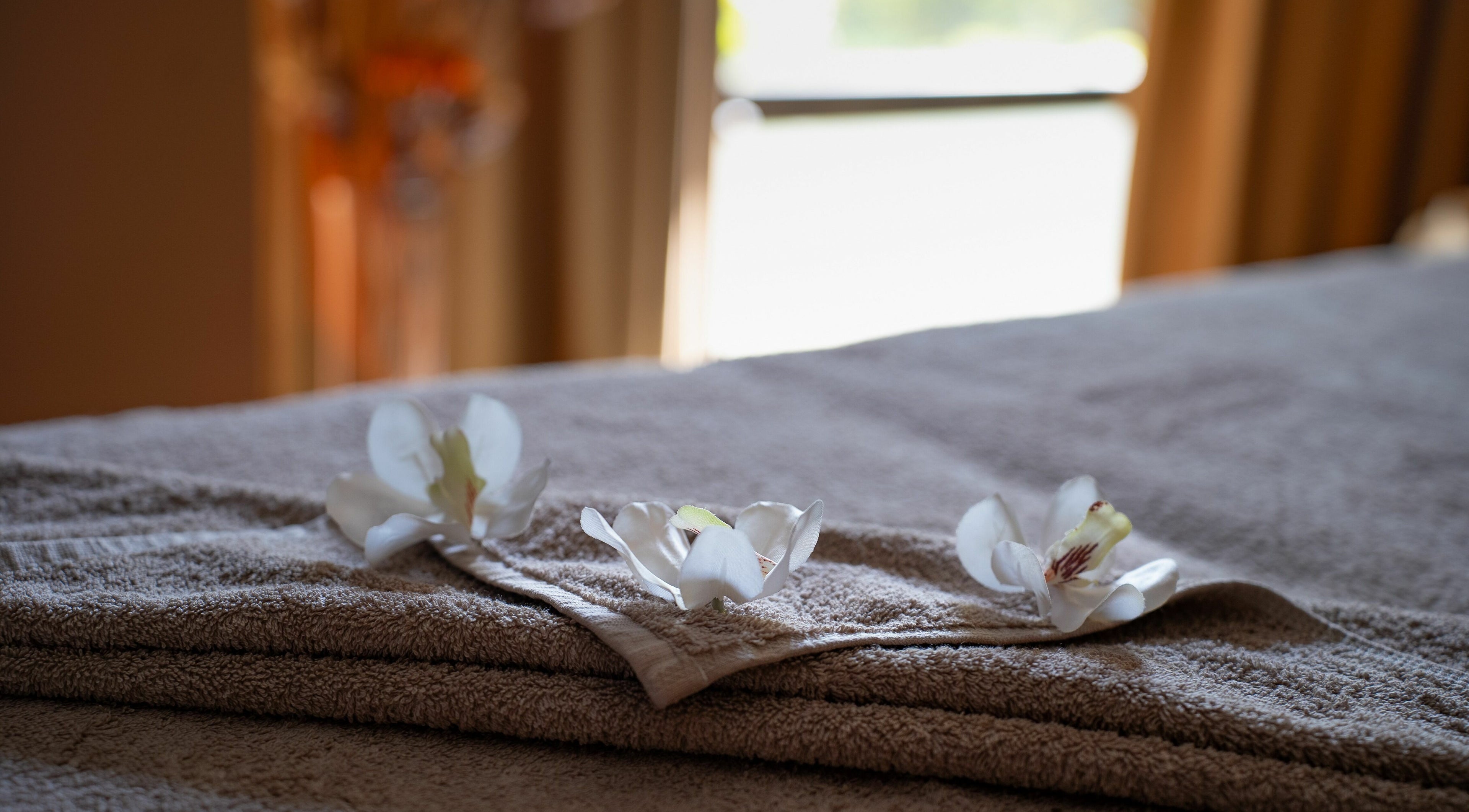 Prosoape de masaj cu flori delicate la TheSpa, București, București, RO, pentru o experiență rafinată.