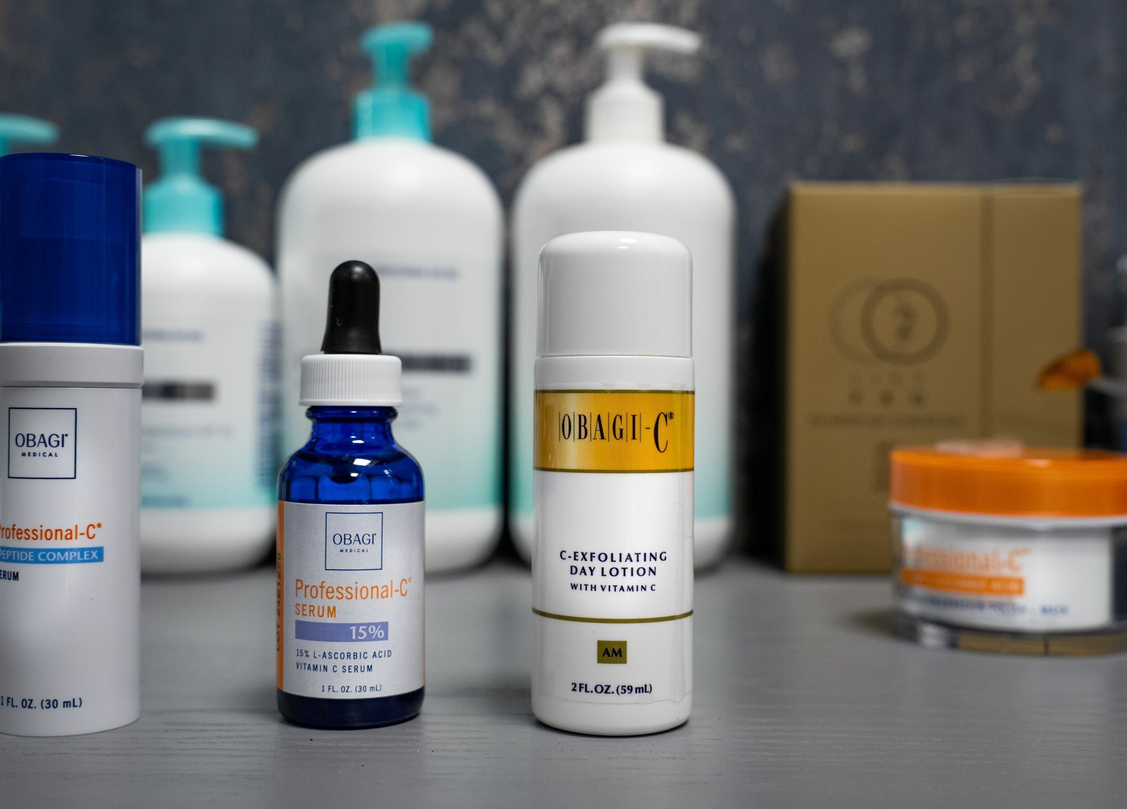 Produse cosmetice premium expuse la TheSpa, București, București, RO, pentru o îngrijire perfectă a pielii.