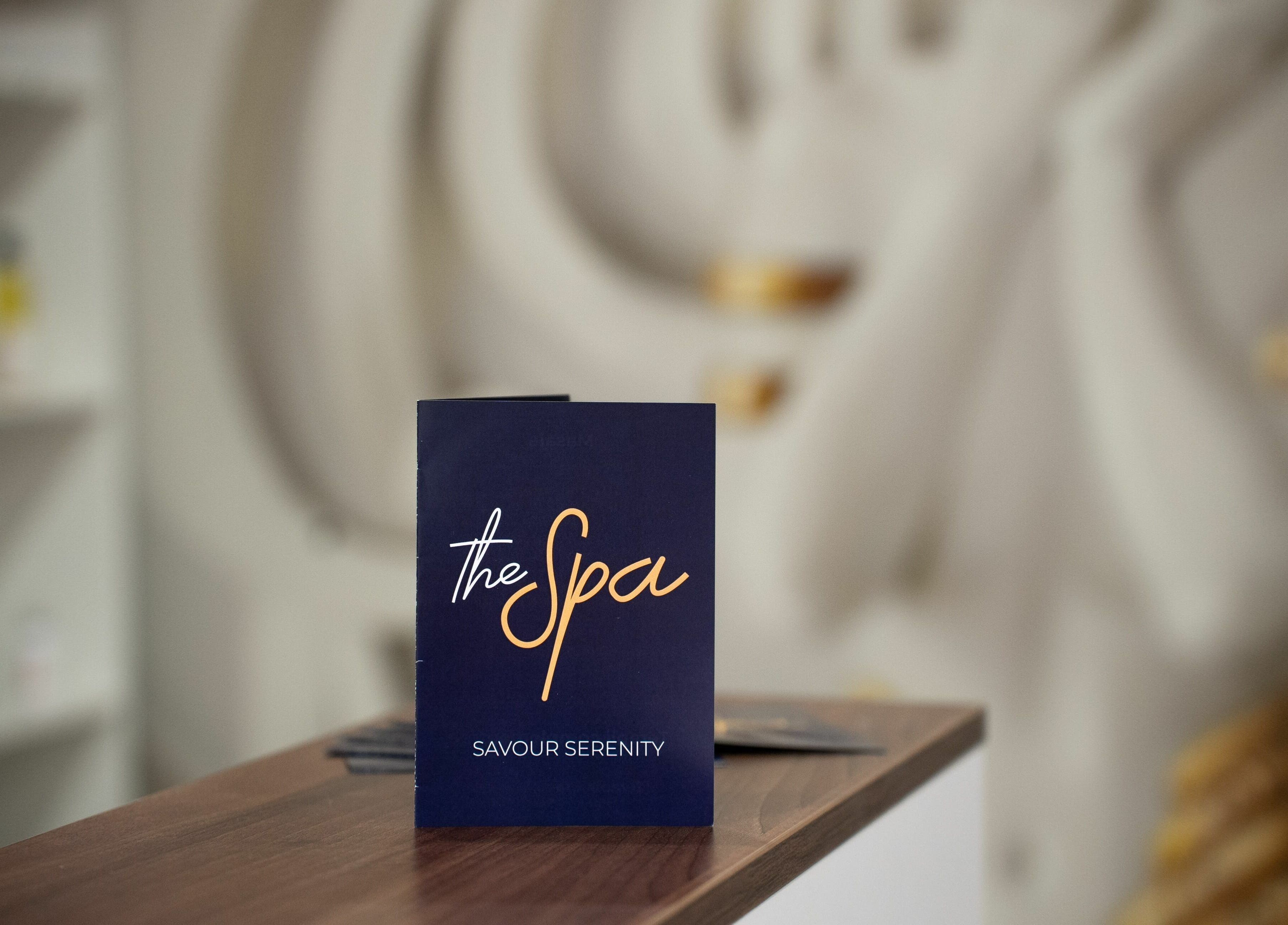 Broșură TheSpa pe masă în TheSpa, București, București, RO. O invitație la relaxare și liniște.