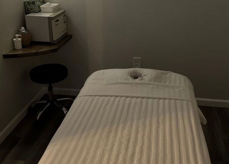 Tranquil massage room at Gunston Massage in Lorton, Virginia, US, featuring a comfy massage table.