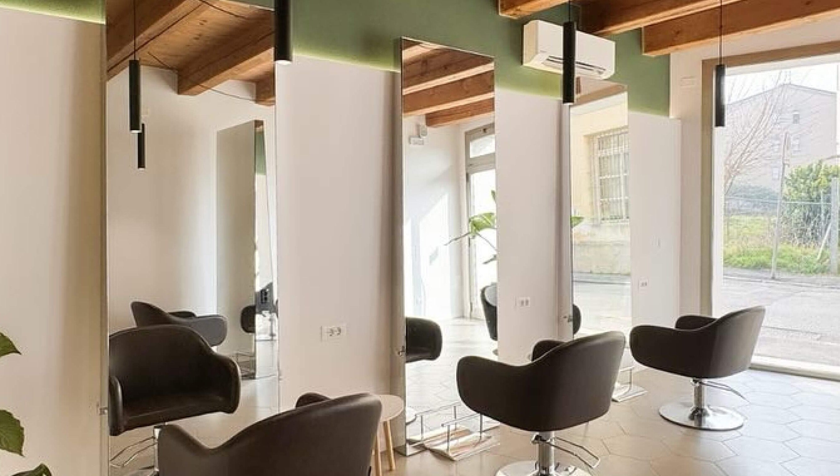 Spazio moderno e accogliente di Salone Gala Rovigo, Rovigo, Veneto, IT con poltrone eleganti e ampi specchi.