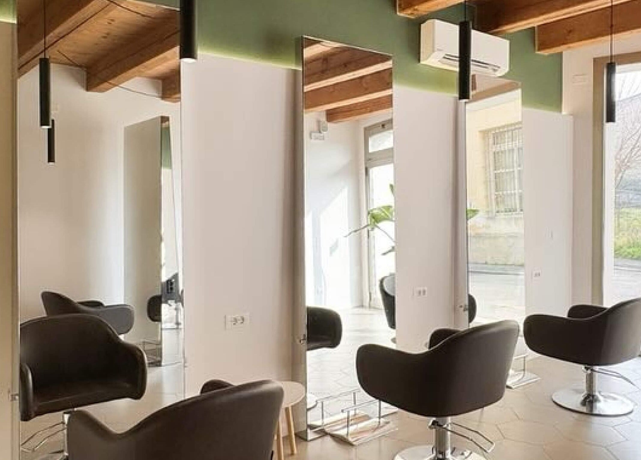 Spazio moderno e accogliente di Salone Gala Rovigo, Rovigo, Veneto, IT con poltrone eleganti e ampi specchi.