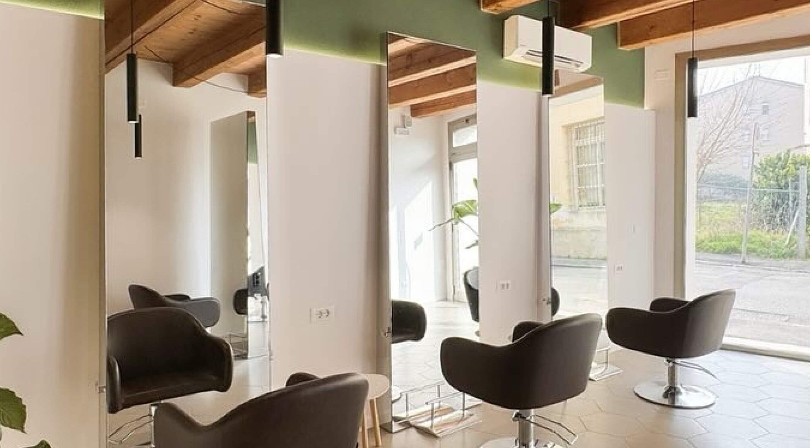 Spazio moderno e accogliente di Salone Gala Rovigo, Rovigo, Veneto, IT con poltrone eleganti e ampi specchi.