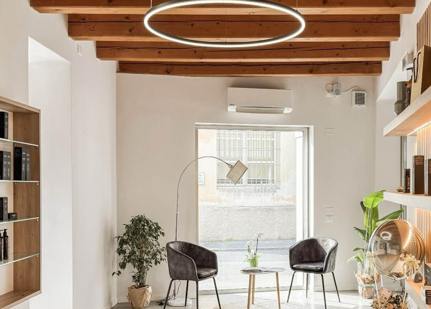 Interni moderni di Salone Gala Rovigo, Rovigo, Veneto, IT con arredi eleganti e illuminazione unica.