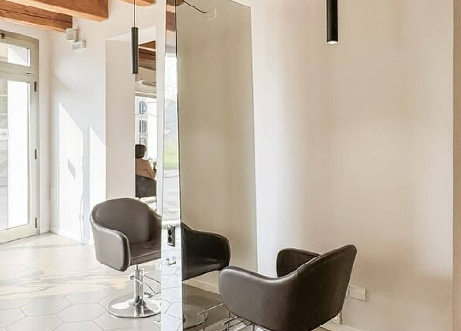 Interno moderno di Salone Gala Rovigo a Rovigo, Veneto, IT con poltrona elegante e luce naturale.