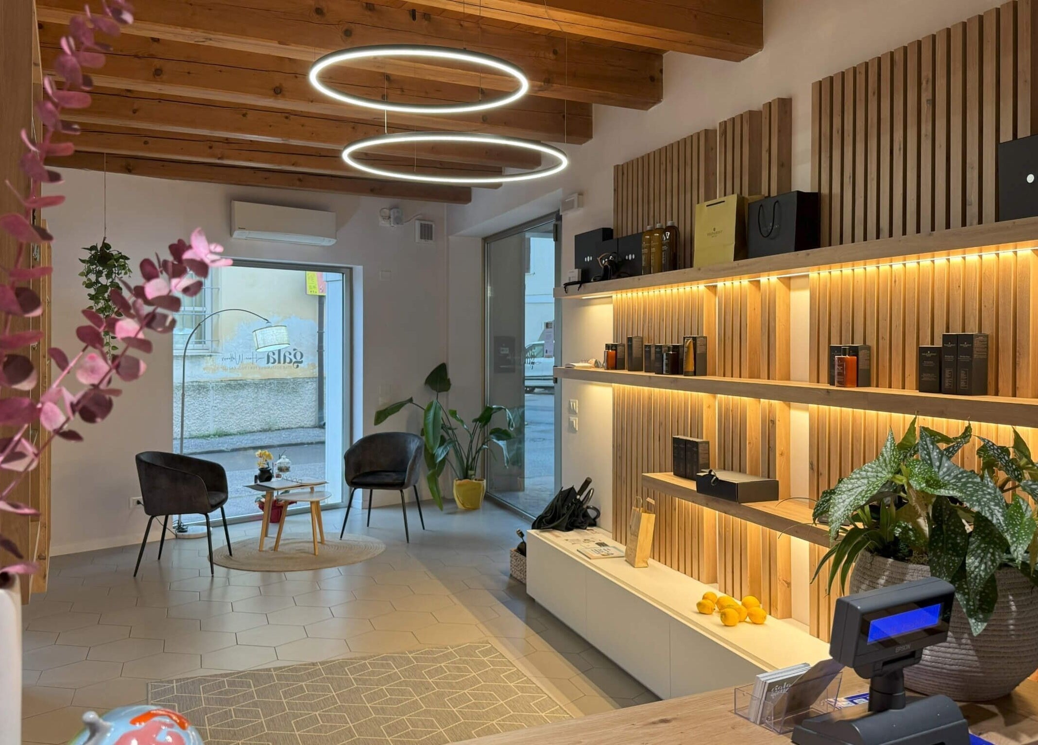 Interno accogliente del Salone Gala Rovigo, Rovigo, Veneto, IT con arredi moderni e illuminazione calda.