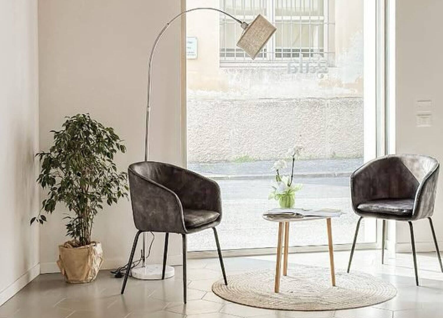 Accogliente angolo relax a Salone Gala Rovigo, Rovigo, Veneto, IT, con poltrone moderne e piante.