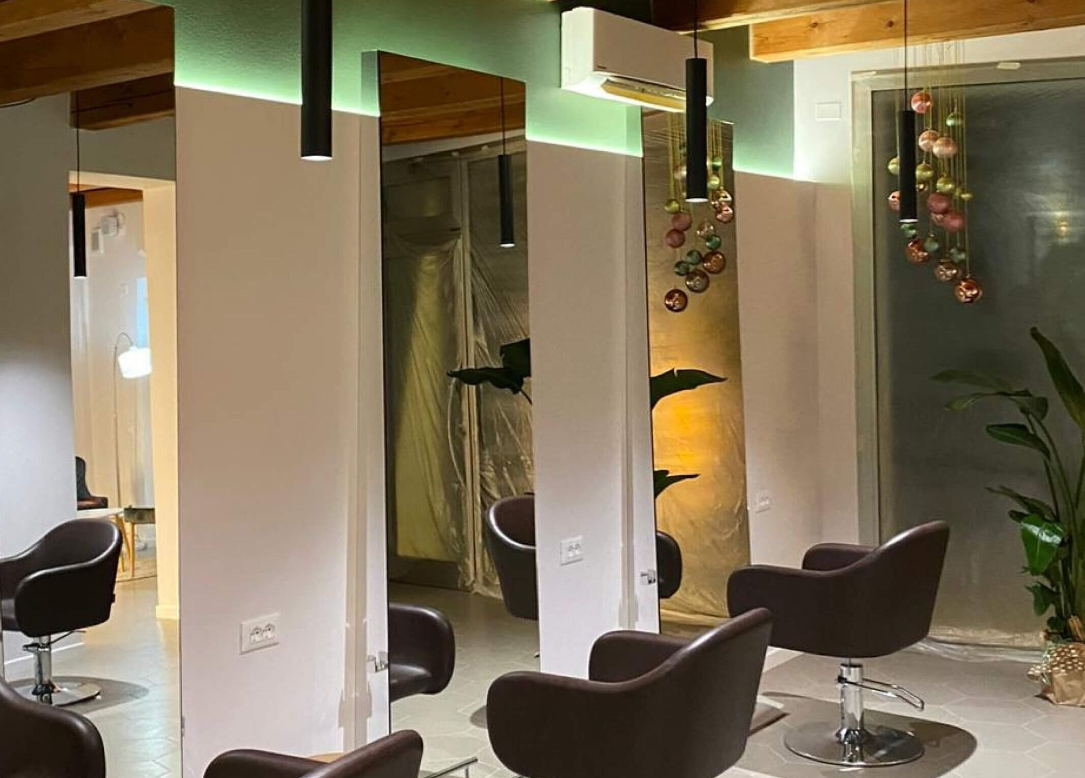 Interno di Salone Gala Rovigo a Rovigo, Veneto, IT, con sedie moderne e decori eleganti.