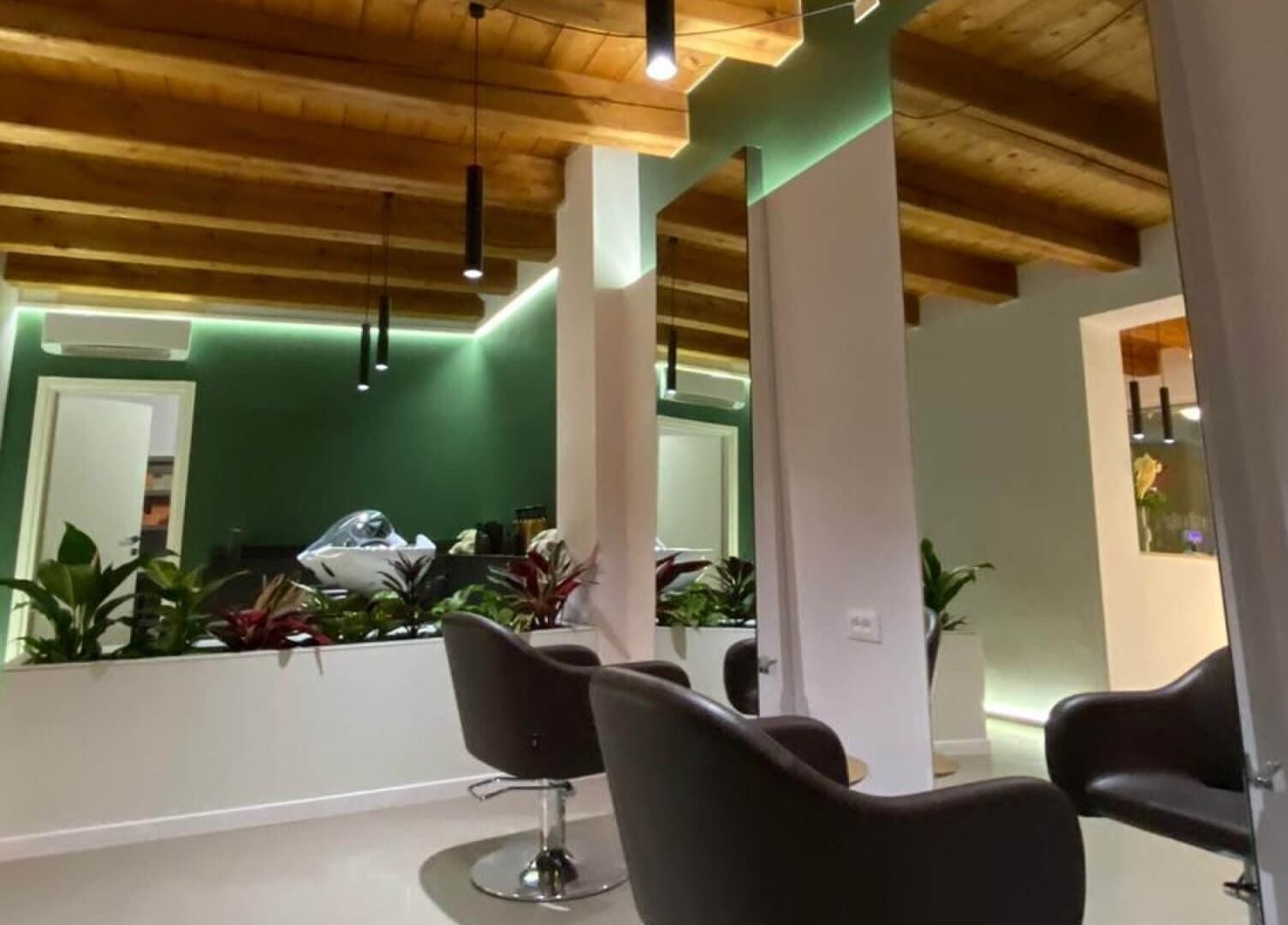 Design moderno e piante al Salone Gala Rovigo, Rovigo, Veneto, IT, per un'esperienza di bellezza unica.