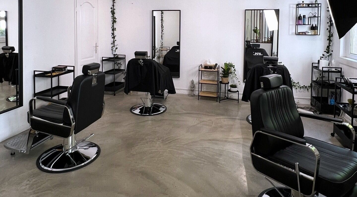 Elegáns székek A Comfort Zone szépségszalonban, Budapest, Magyarország.