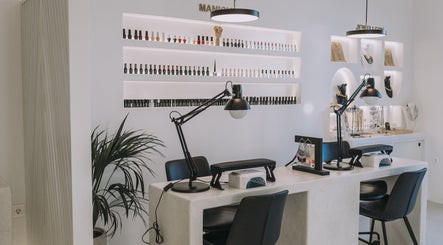 DV Nails & Makeup