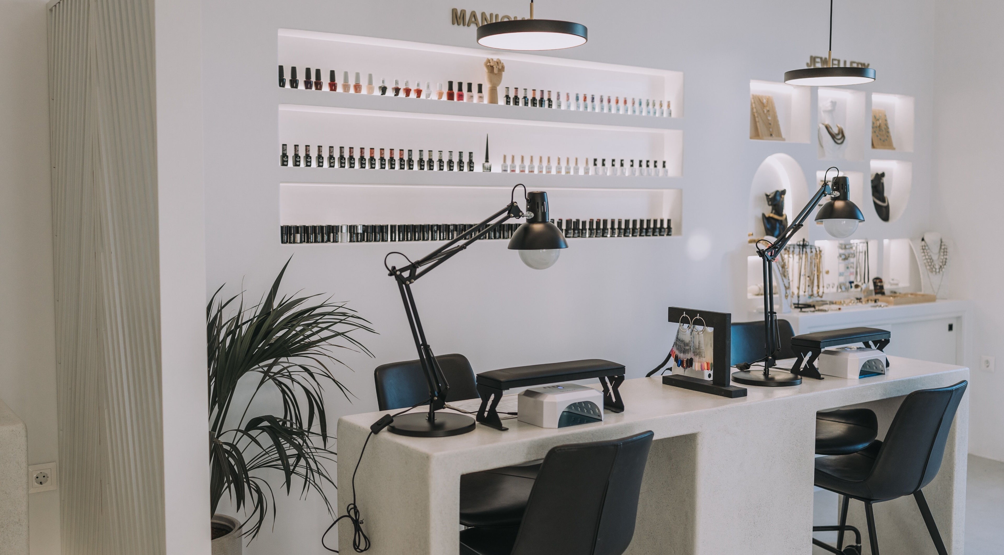 Καλαίσθητος χώρος μανικιούρ στο DV Nails & Makeup, Νάξος, GR με κομψό φωτισμό και προϊόντα νυχιών.