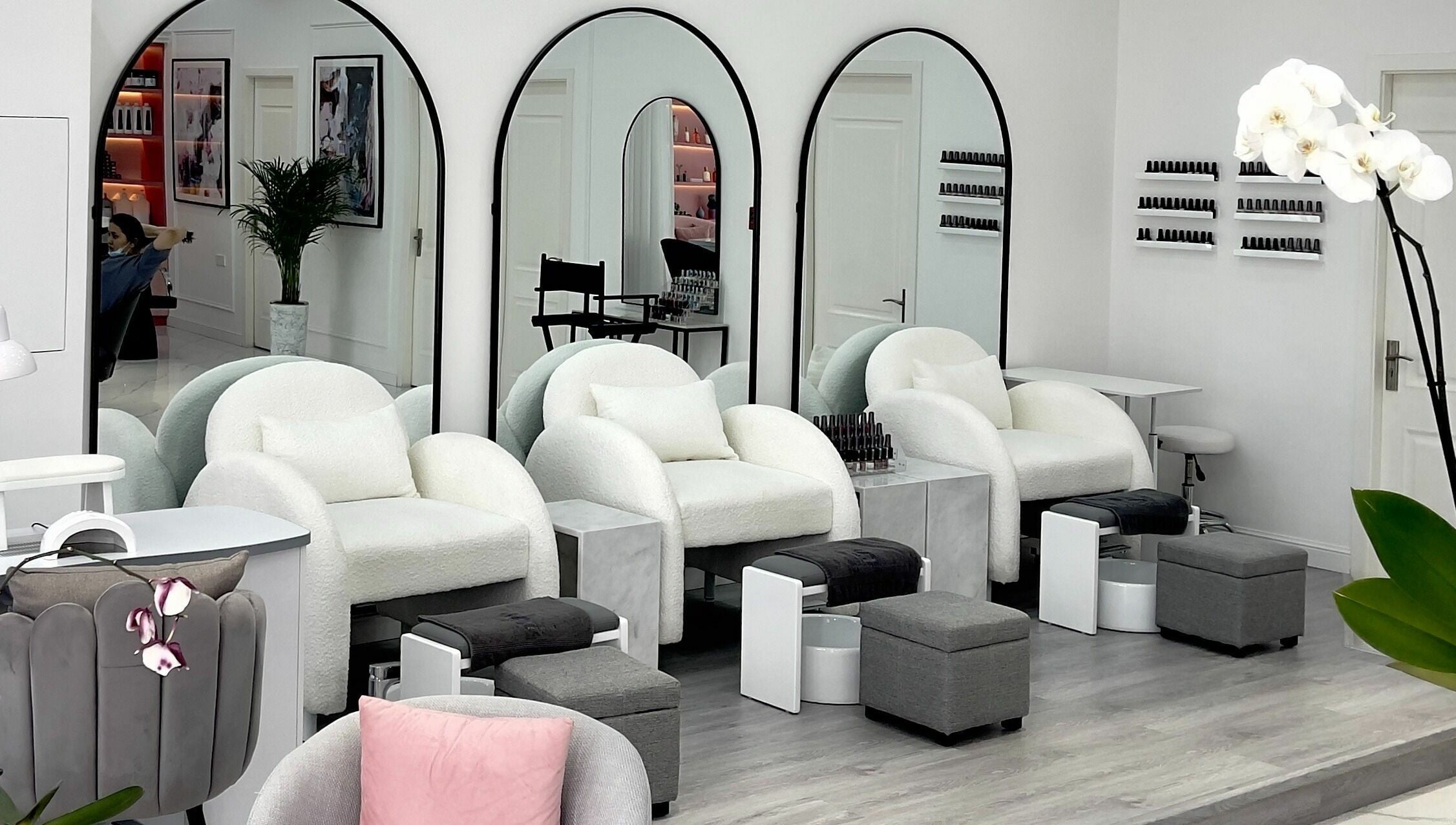 Sophisticated seating at Soarè Beauty Ladies Salon in Dubai, Dubai, AE, featuring plush chairs and mirrors.