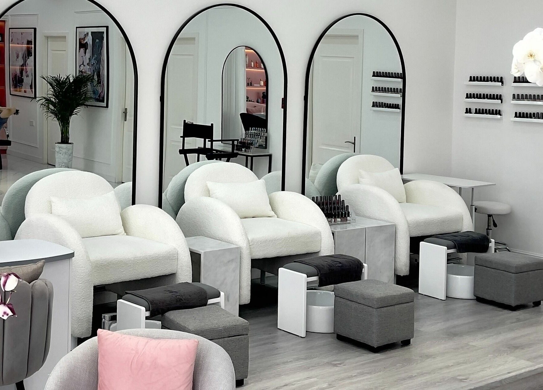 Sophisticated seating at Soarè Beauty Ladies Salon in Dubai, Dubai, AE, featuring plush chairs and mirrors.