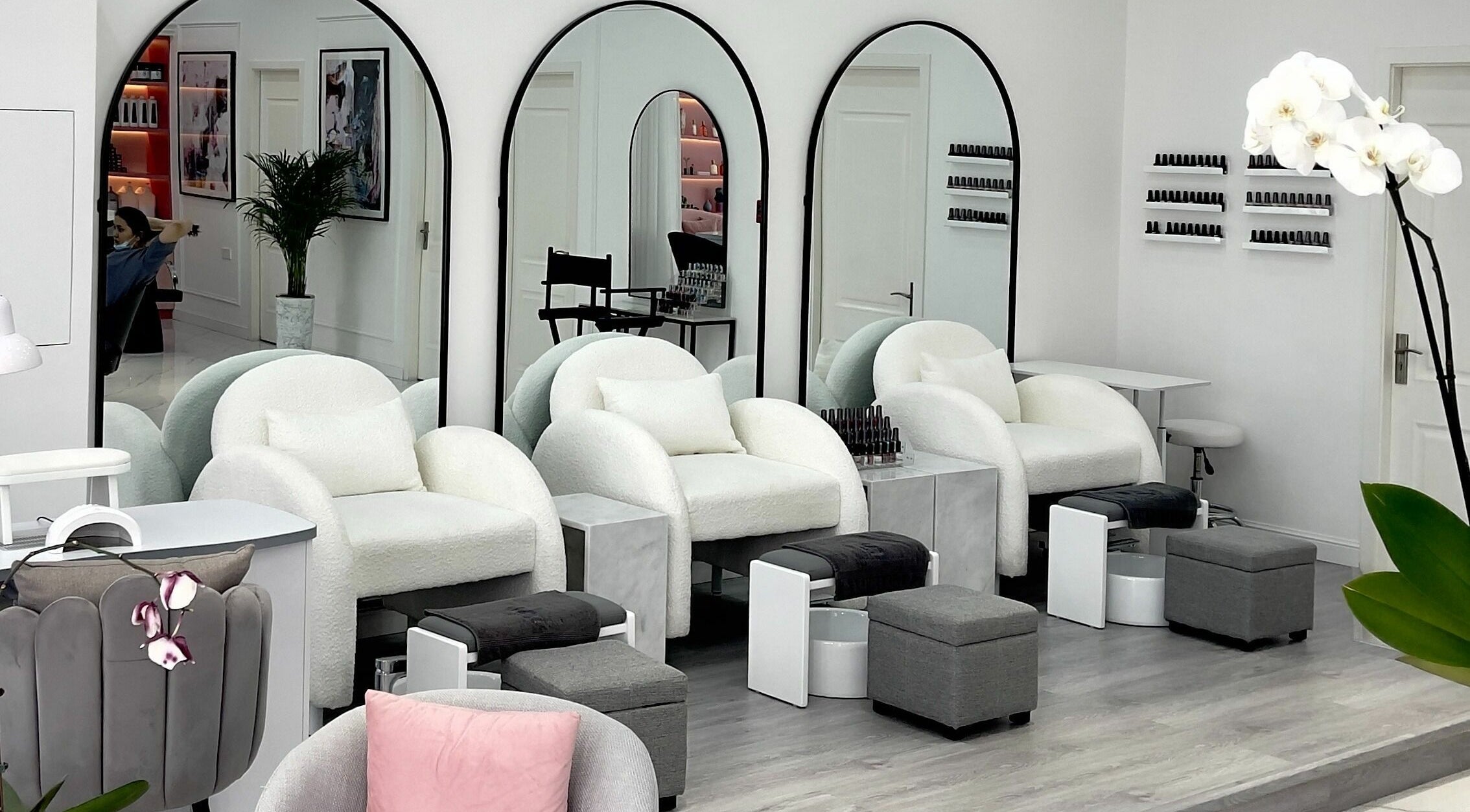 Sophisticated seating at Soarè Beauty Ladies Salon in Dubai, Dubai, AE, featuring plush chairs and mirrors.