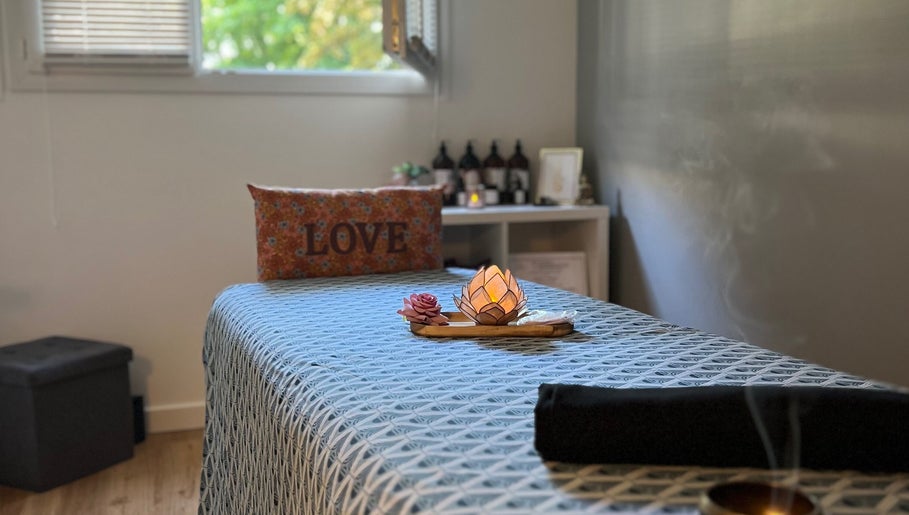 Salle de massage apaisante chez Jessica Libman - Massages & Aromathérapie olfactive, Plaisir, Île-de-france, FR.