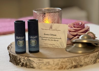 Carte de Jessica Libman - Massages & Aromathérapie olfactive à Plaisir, Île-de-France, FR avec bougie et huiles.