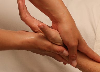 Massage des mains à Jessica Libman - Massages & Aromathérapie olfactive, Plaisir, Île-de-France, FR.