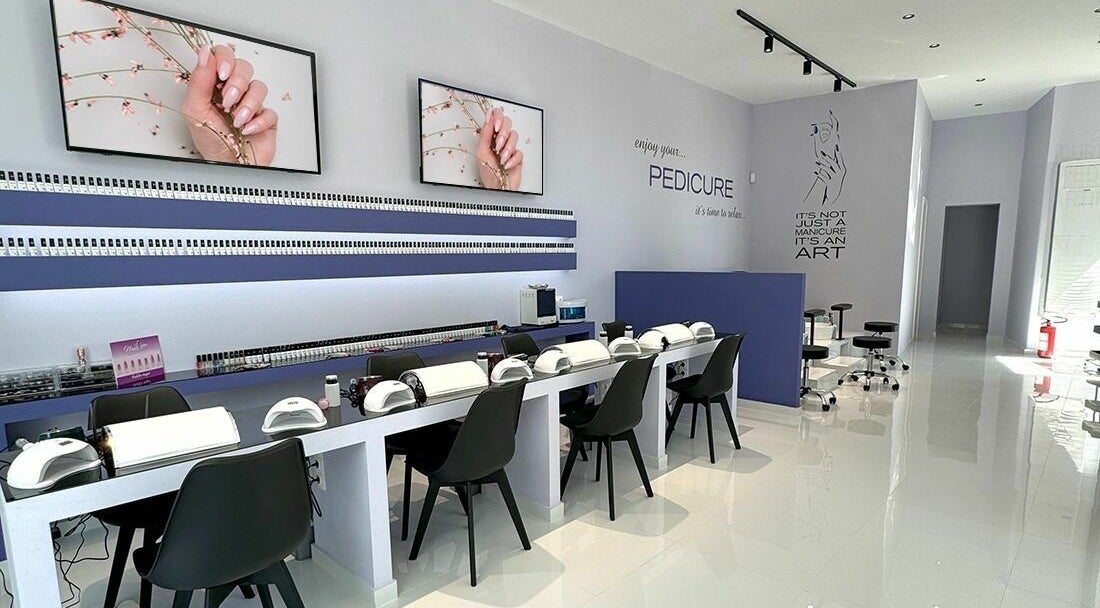 Εσωτερικό σαλόνι Nails4You Πετρούπολη με μοντέρνα έπιπλα στην Πετρούπολη, Αττική, GR.