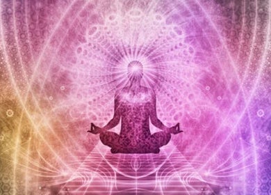 Figura en meditación rodeada de energía en Centro Erks Estrella De Maria, Córdoba, Córdoba, AR.