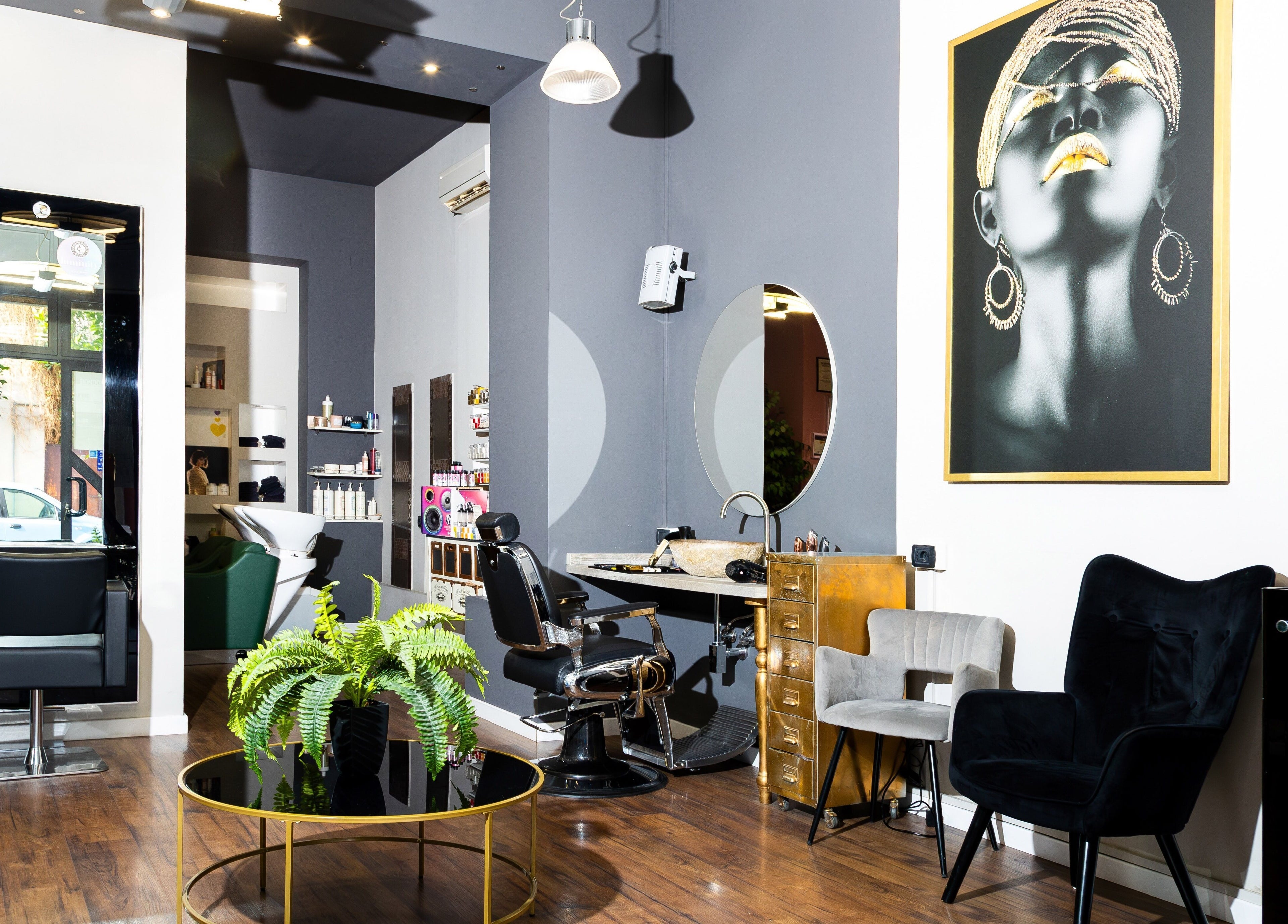 Interni eleganti di Lorenzo Carrozza, Parrucchiere & Barbiere a Roccella Ionica, Calabria, IT.