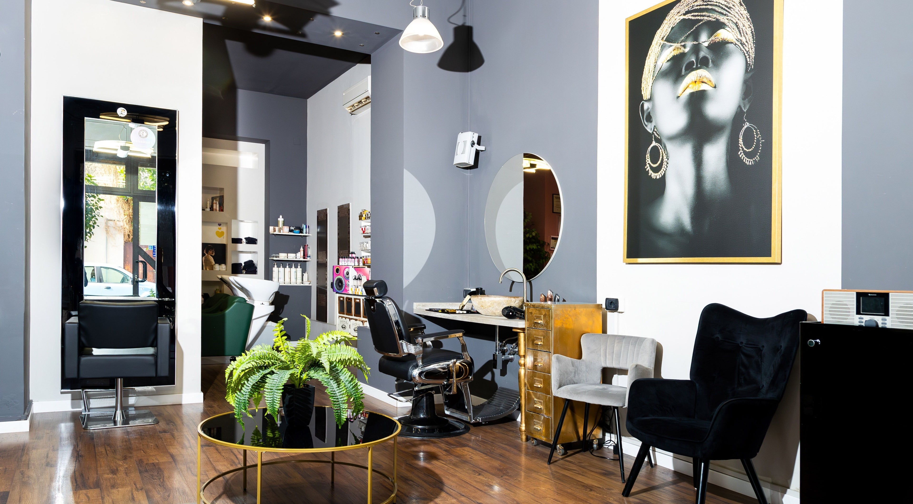 Interni eleganti di Lorenzo Carrozza, Parrucchiere & Barbiere a Roccella Ionica, Calabria, IT.