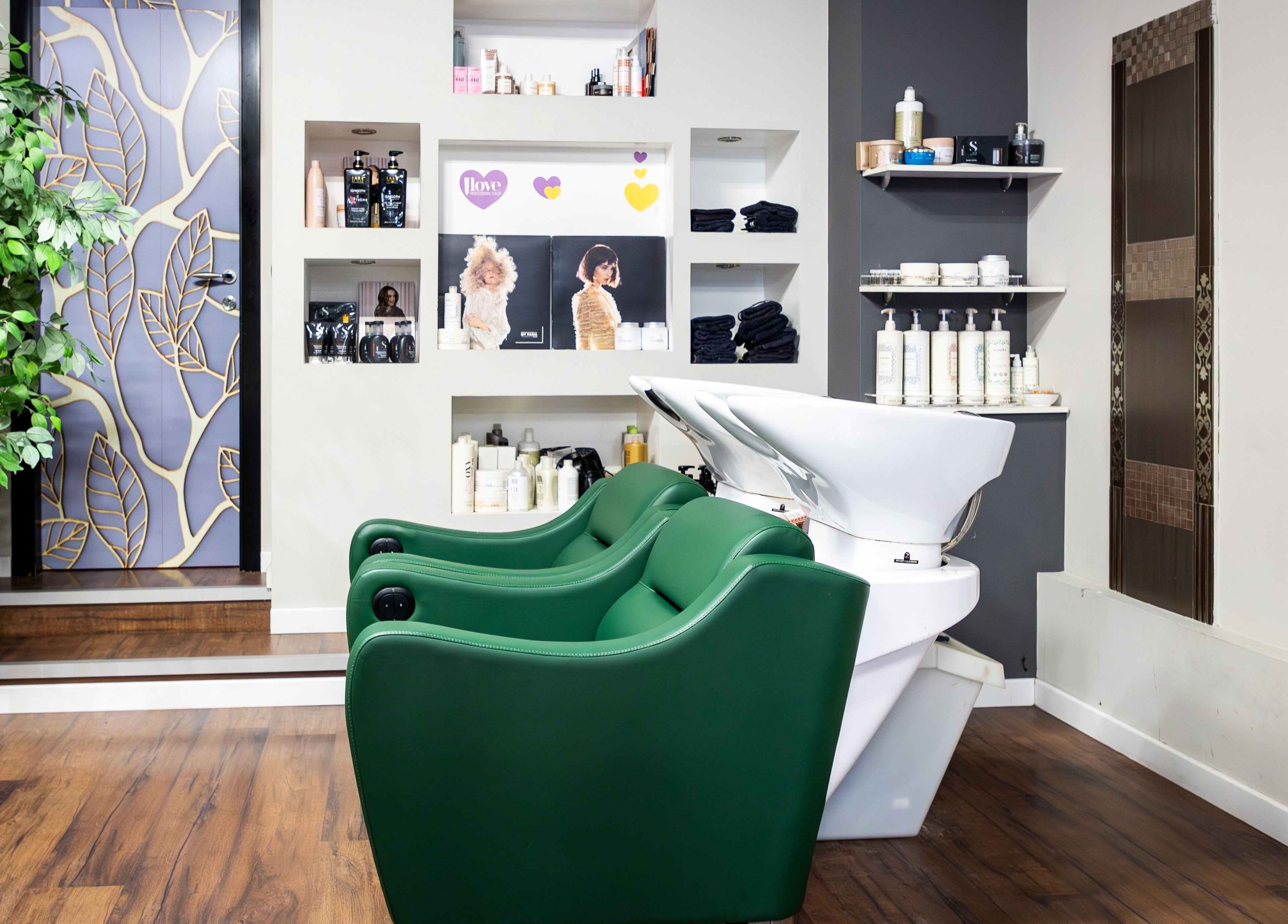 Interno elegante di Lorenzo Carrozza, Parrucchiere & Barbiere, Roccella Ionica, Calabria, IT con sedie verdi.