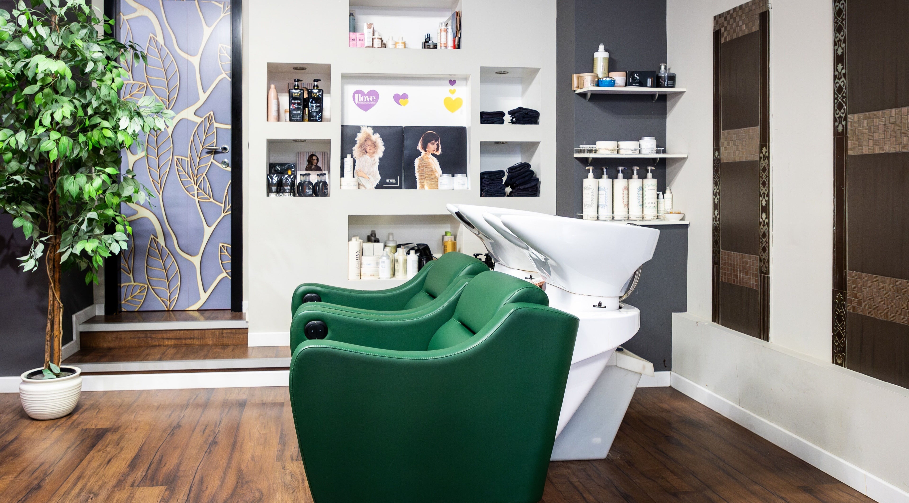 Interno elegante di Lorenzo Carrozza, Parrucchiere & Barbiere, Roccella Ionica, Calabria, IT con sedie verdi.