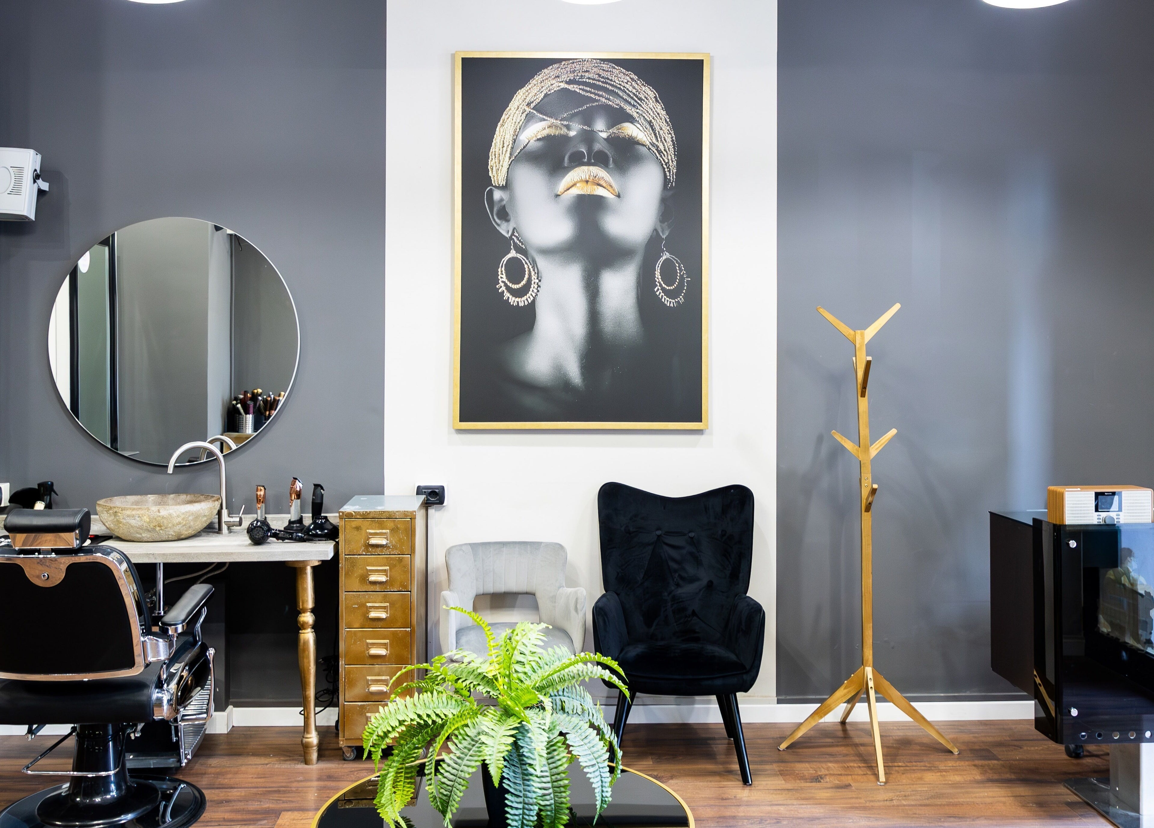 Interni eleganti di Lorenzo Carrozza, Parrucchiere & Barbiere a Roccella Ionica, Calabria, IT, con arredamento moderno.