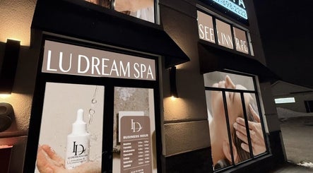 Exterior view of Lu Dream Head SPA 路梦头疗 - Mississauga, offering relaxation in Mississauga, Ontario, CA.