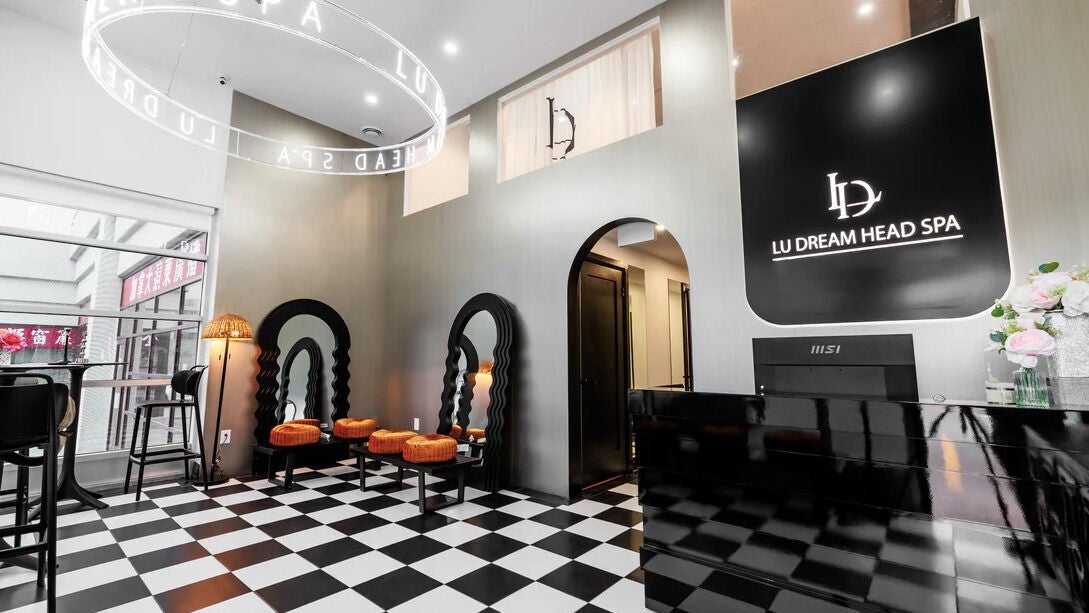 Elegant lobby of Lu Dream Head SPA 路梦头疗 - Warden, Markham, Ontario, CA with stylish decor and mirrors.