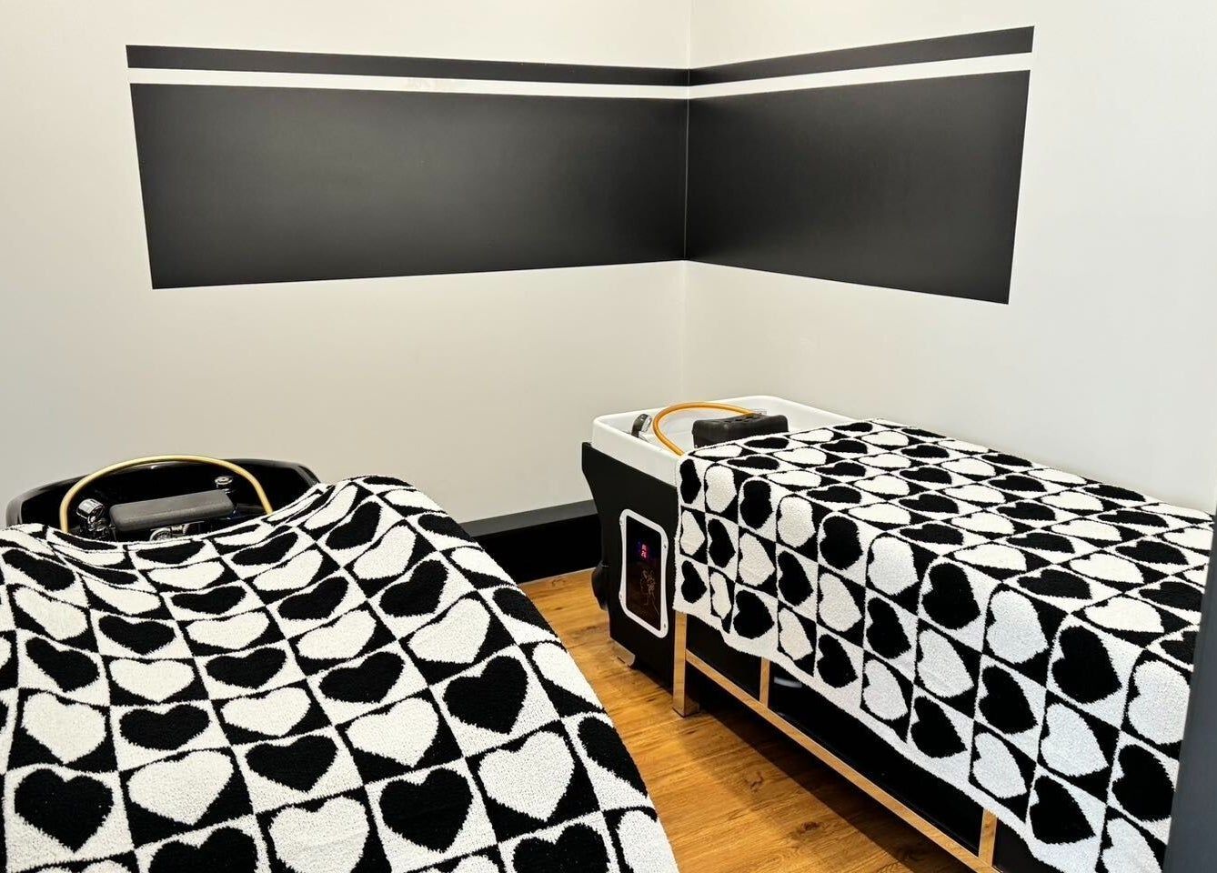 Relaxing spa room with heart-patterned blankets at Lu Dream Head SPA 路梦头疗 - Warden, Markham, Ontario, CA.