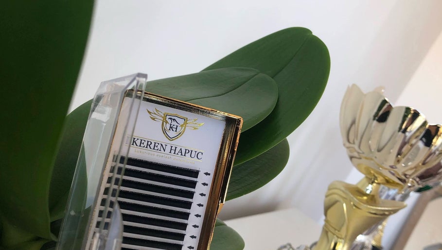 Detalle de KEREN HAPUC, producto y trofeos en Vigo, ES, reflejando calidad y estilo.