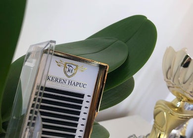 Detalle de KEREN HAPUC, producto y trofeos en Vigo, ES, reflejando calidad y estilo.