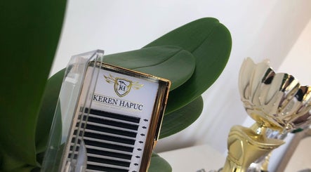 Detalle de KEREN HAPUC, producto y trofeos en Vigo, ES, reflejando calidad y estilo.