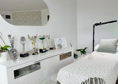 Sala de tratamientos con trofeos en KEREN HAPUC, Vigo, ES.