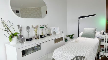 Sala de tratamientos con trofeos en KEREN HAPUC, Vigo, ES.