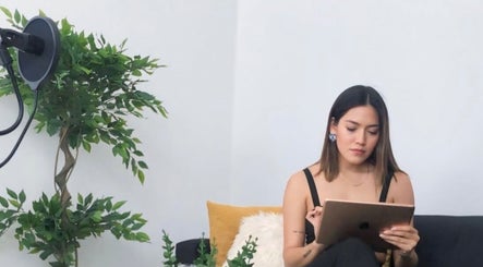 Mujer leyendo en una sala moderna en KEREN HAPUC, Vigo, ES rodeada de plantas.