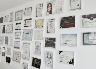Pared de certificados y logros en KEREN HAPUC, Vigo, ES, mostrando excelencia en belleza y bienestar.