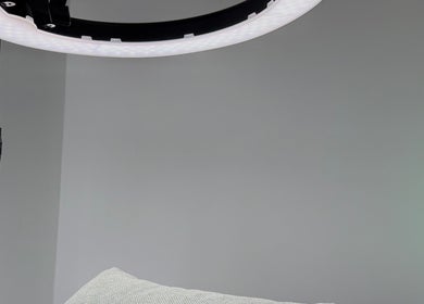 Sala de tratamientos iluminada en KEREN HAPUC, Vigo, ES, destacando un foco LED.