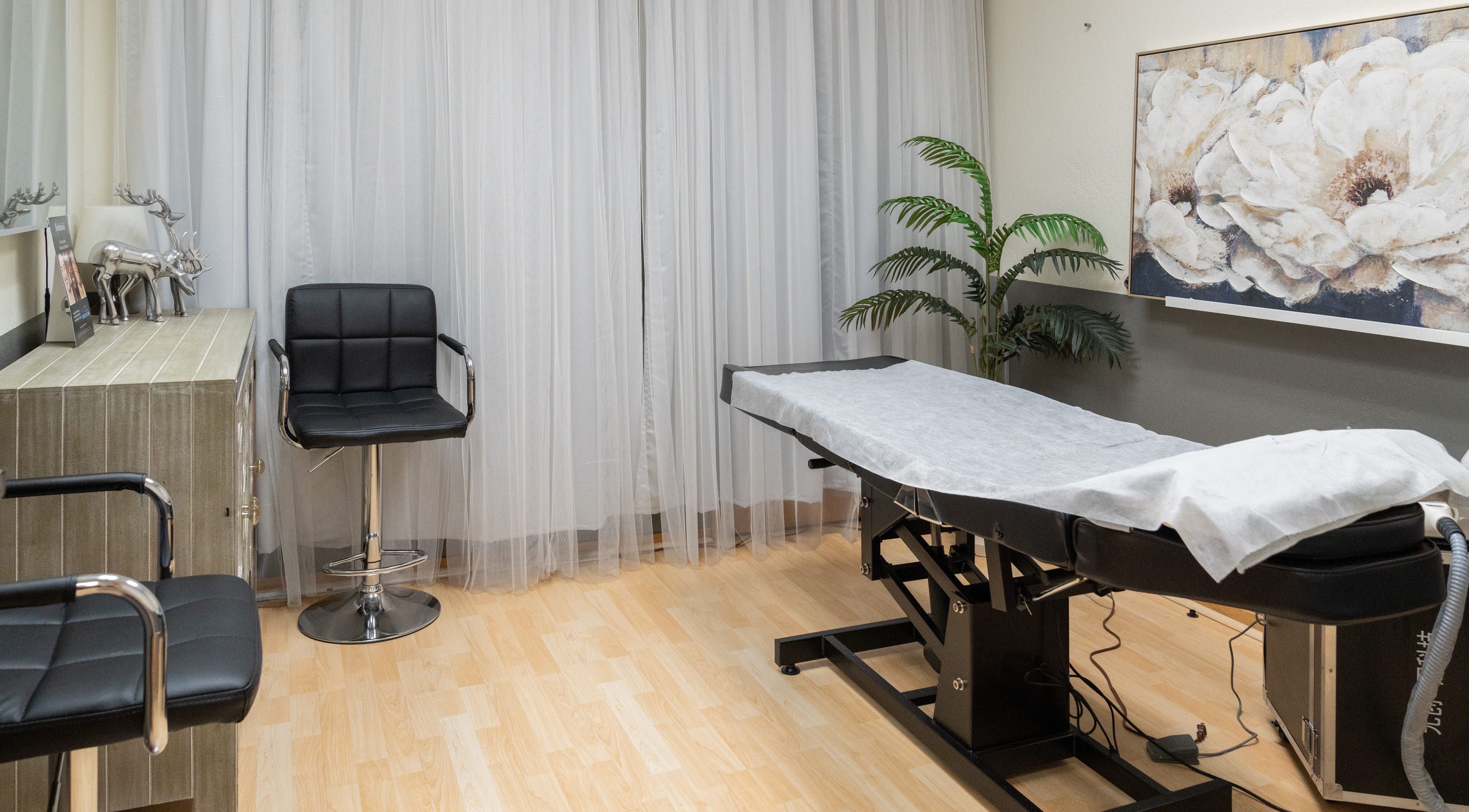 Elegant treatment room at Ibeauty PMU and Lashes in Fremont, California with chair and floral decor.