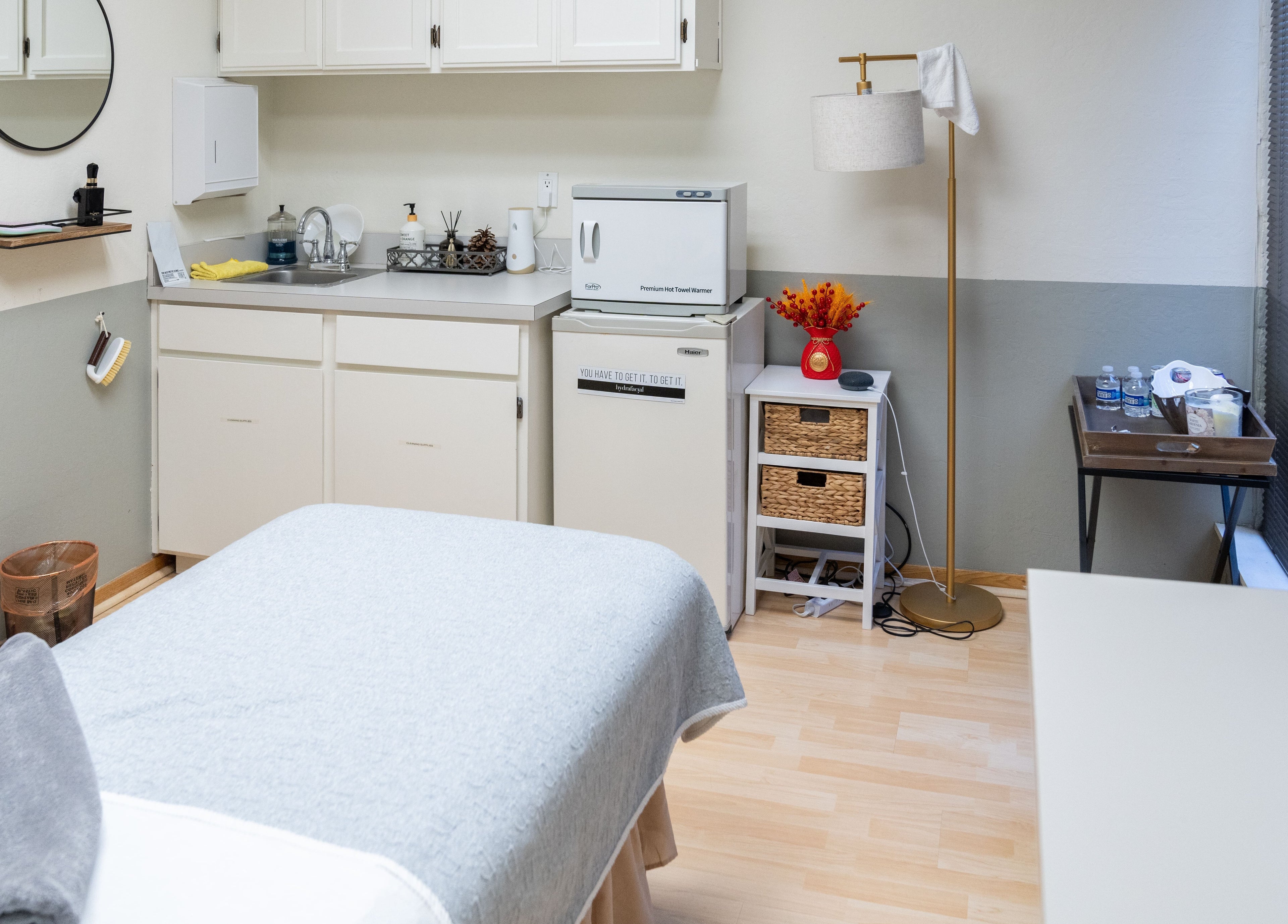 Tranquil treatment room at Ibeauty PMU and Lashes in Fremont, California, US, featuring cozy decor.
