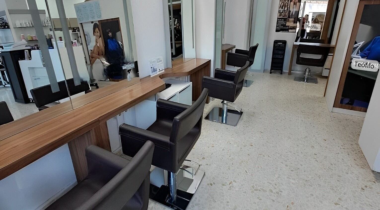 Interior de Peluquería y Estética Isabel Teófilo en Málaga, Andalucía, ES con muebles elegantes.